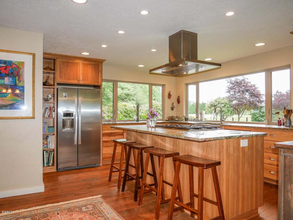847 Hamer Road Siletz, OR 97380 - Photo 9 of 79 Large kitchen