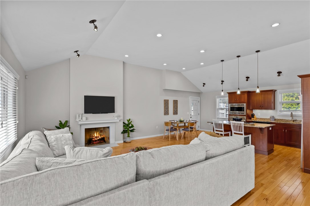 85 Raleigh Avenue Pawtucket, RI 02860 - Photo 3 of 27 Gallery Image 3