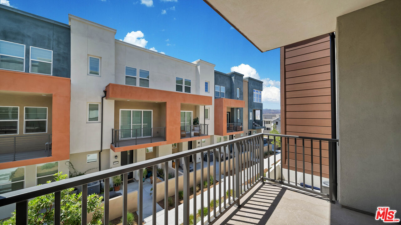 27009 Hummingbird Lane Valencia, CA 91381 - Photo 21 of 35 a view of a building from a balcony