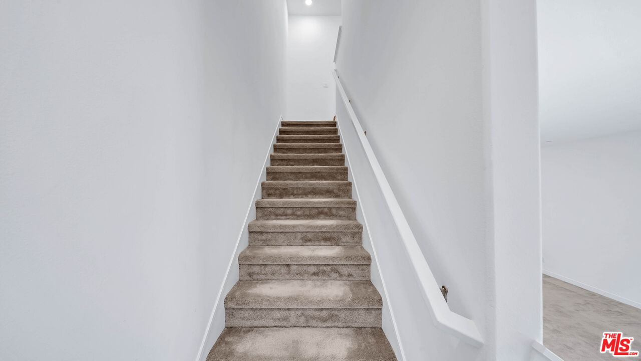 27009 Hummingbird Lane Valencia, CA 91381 - Photo 22 of 35 a view of entryway