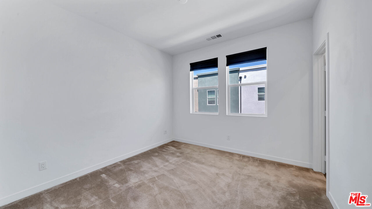 27009 Hummingbird Lane Valencia, CA 91381 - Photo 26 of 35 a view of empty room with windows