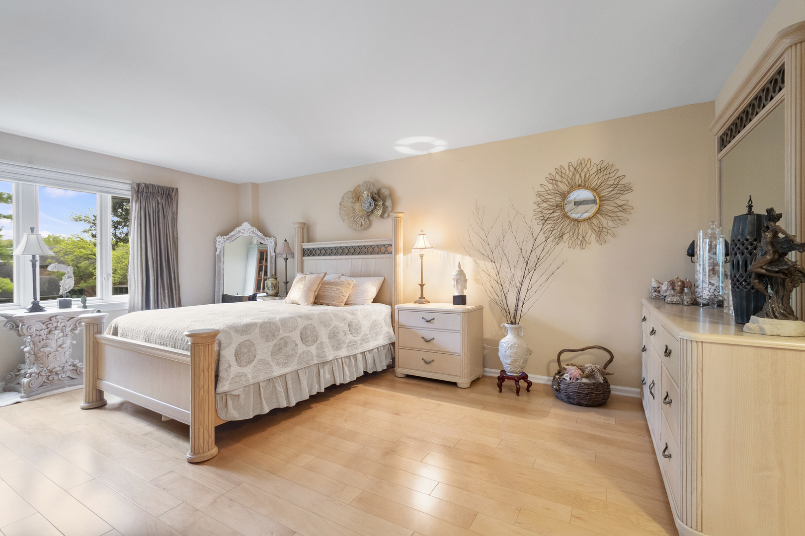 44 Park Lane, Unit 223 Park Ridge, IL 60068 - Photo 14 of 28 a bed room with a bed and a couch