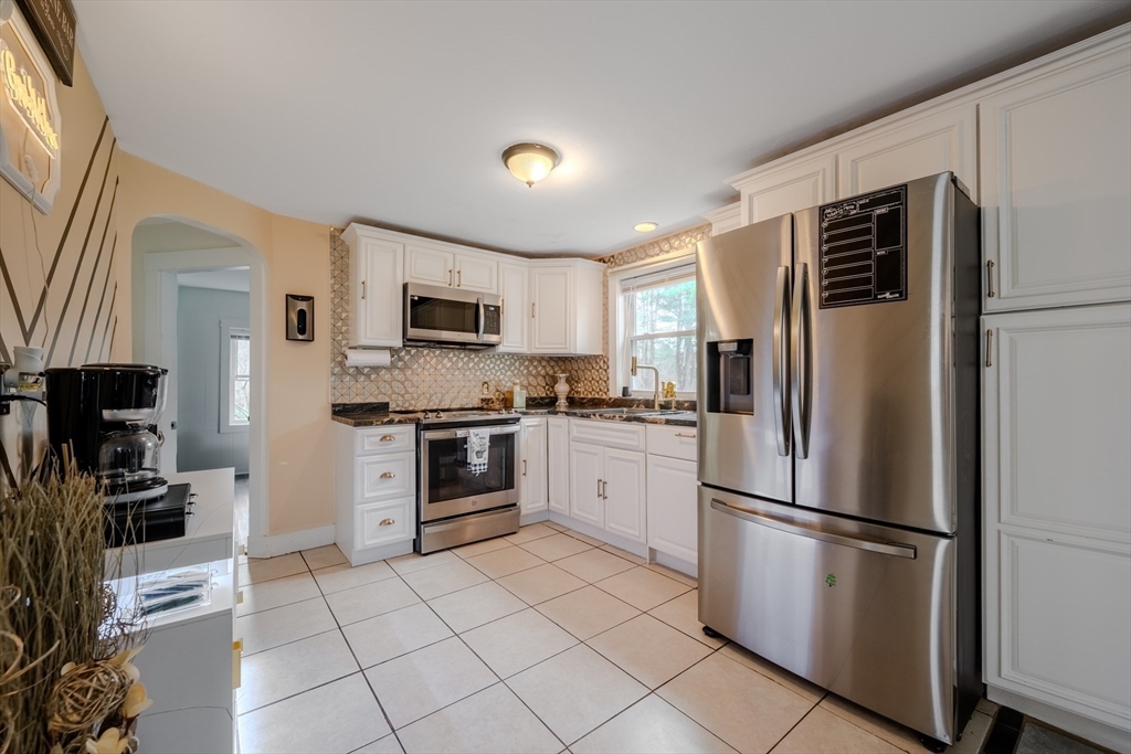 92 Wenham Street Danvers, MA 01923 - Photo 3 of 39