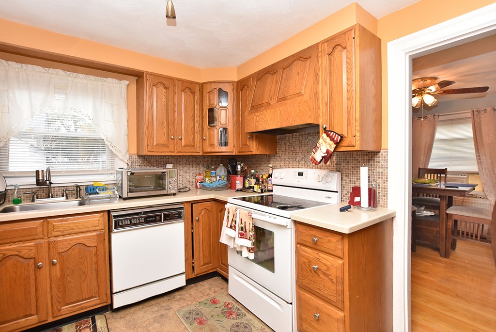 48 Calaman Road Cranston, RI 02910 - Photo 3 of 8