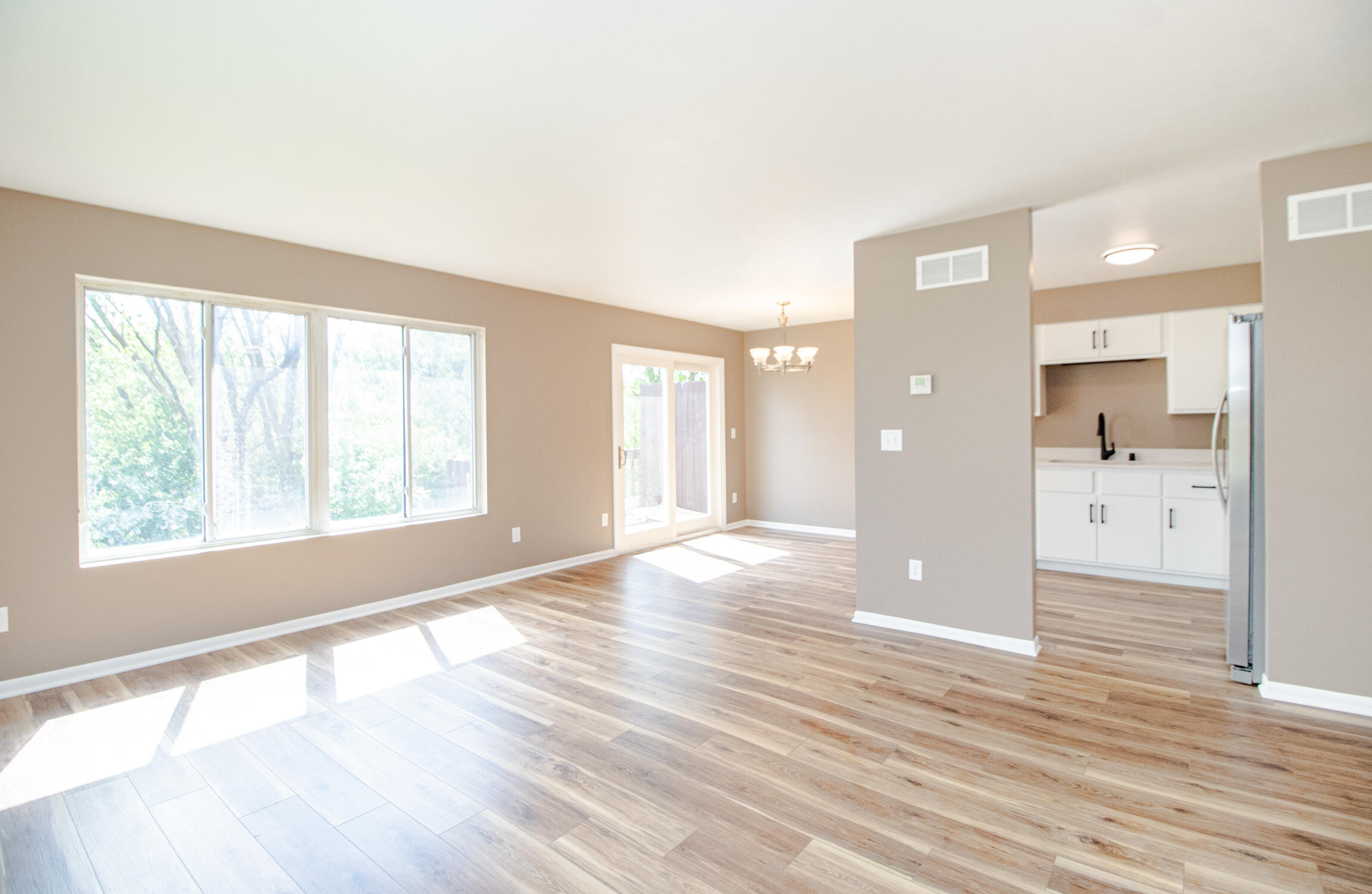 1410 South River Road New Berlin, WI 53151 - Photo 11 of 41 Living Room