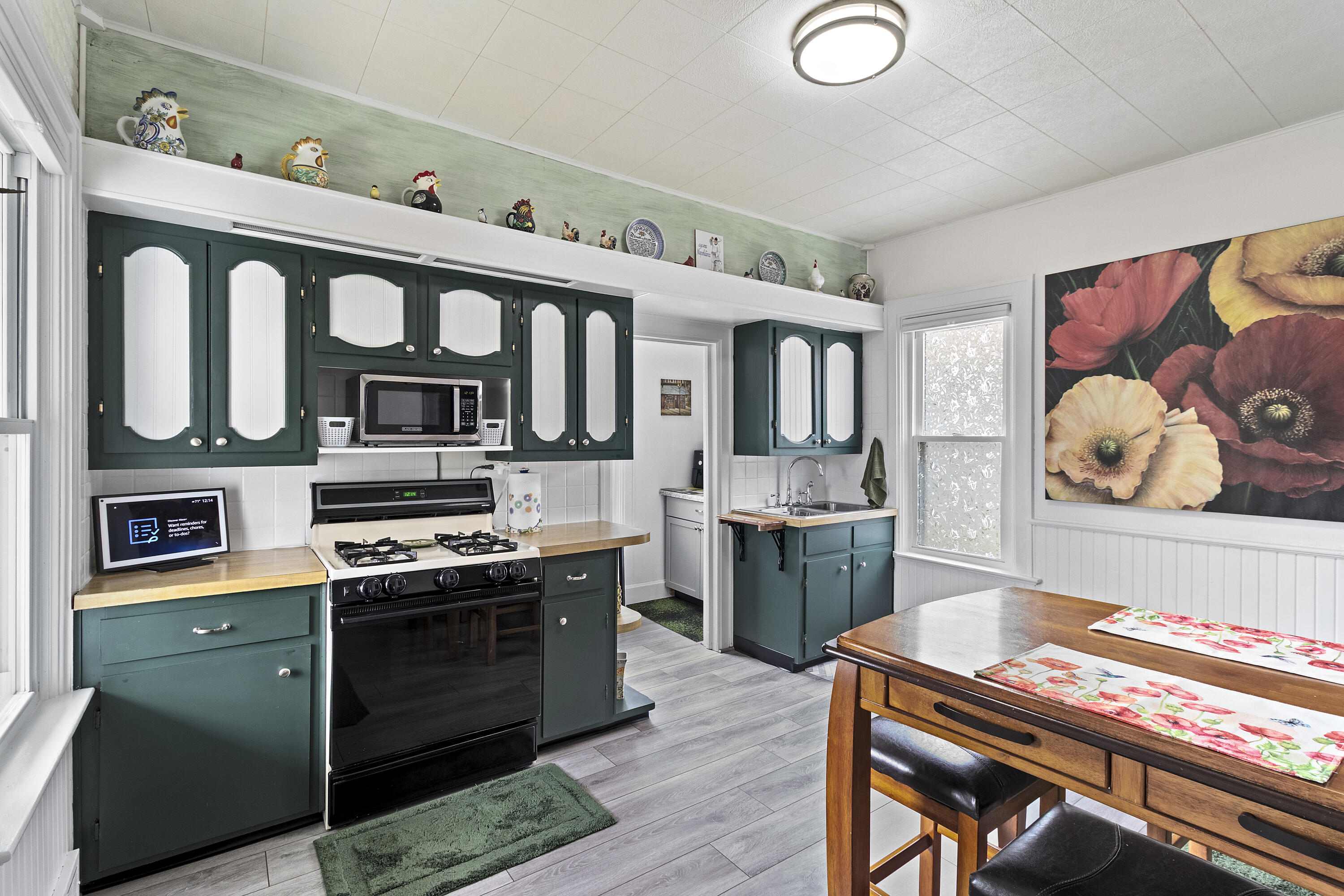 1015 Green Street Manitowoc, WI 54220 - Photo 11 of 46 Note the butlers panty in the back!