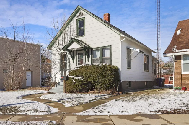 $179,000 | 2612 Roosevelt Road, Kenosha, WI 53143