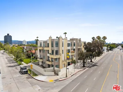$749,000 | 5525 West Olympic Boulevard, Unit 302, Los Angeles, CA 90036