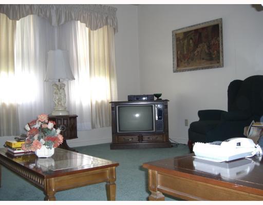 414 Shingiss Street McKees Rocks, PA 15136 - Photo 2 of 8 Living Room.
