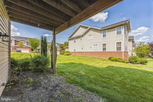 a view of a house with backyard and garden