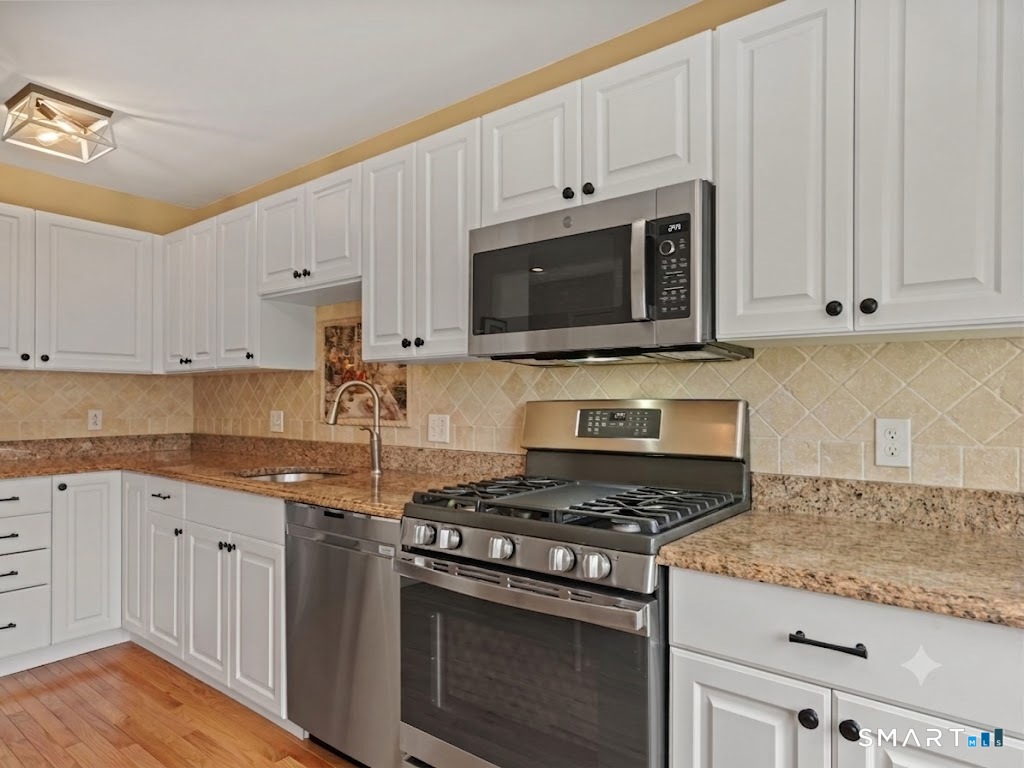 180 Turn Of River Road, Unit 13A Stamford, CT 06905 - Photo 14 of 40