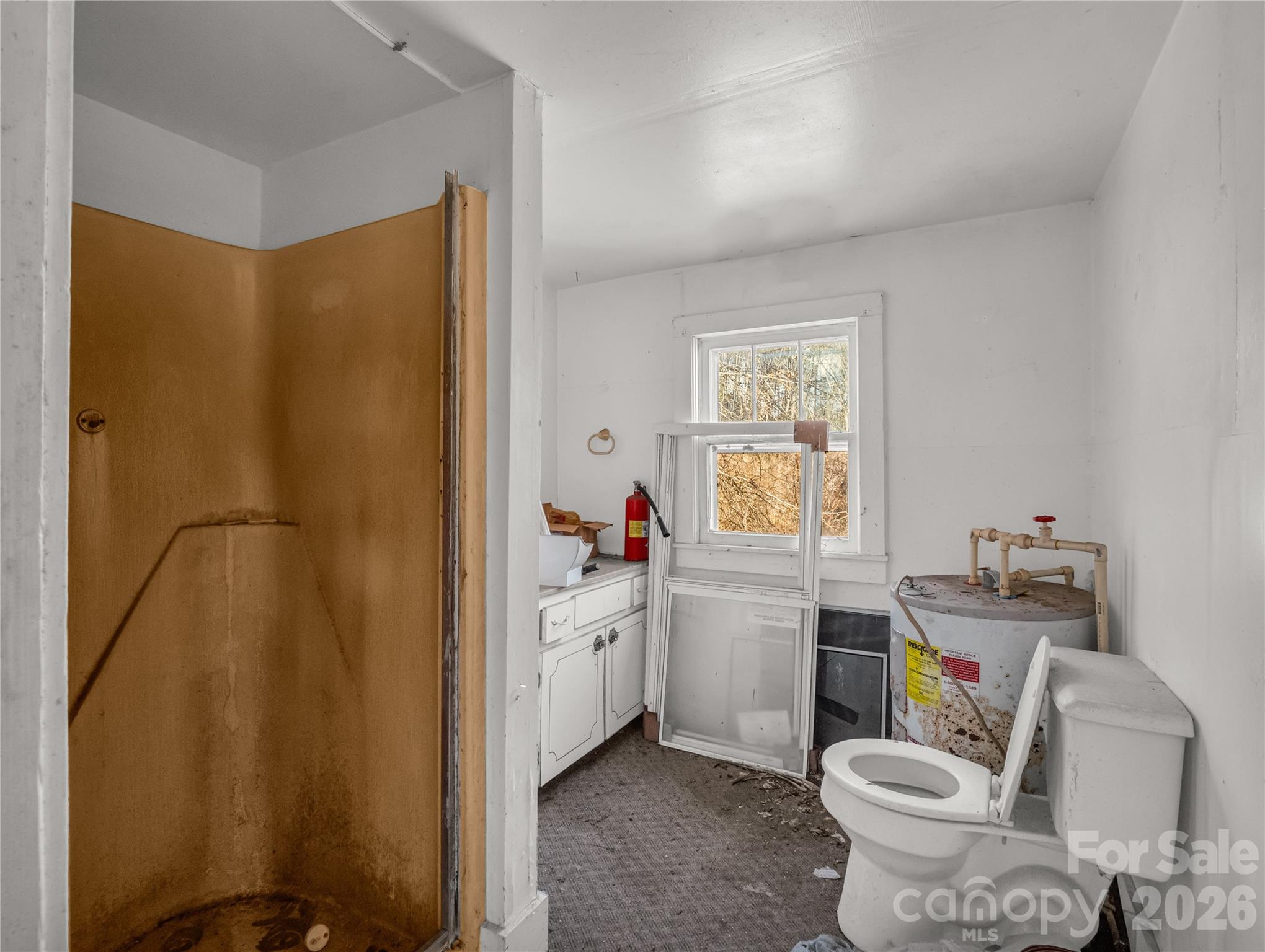 530 Mine Creek Road Bakersville, NC 28705 - Photo 10 of 18 a very nice looking room with a chair and tables