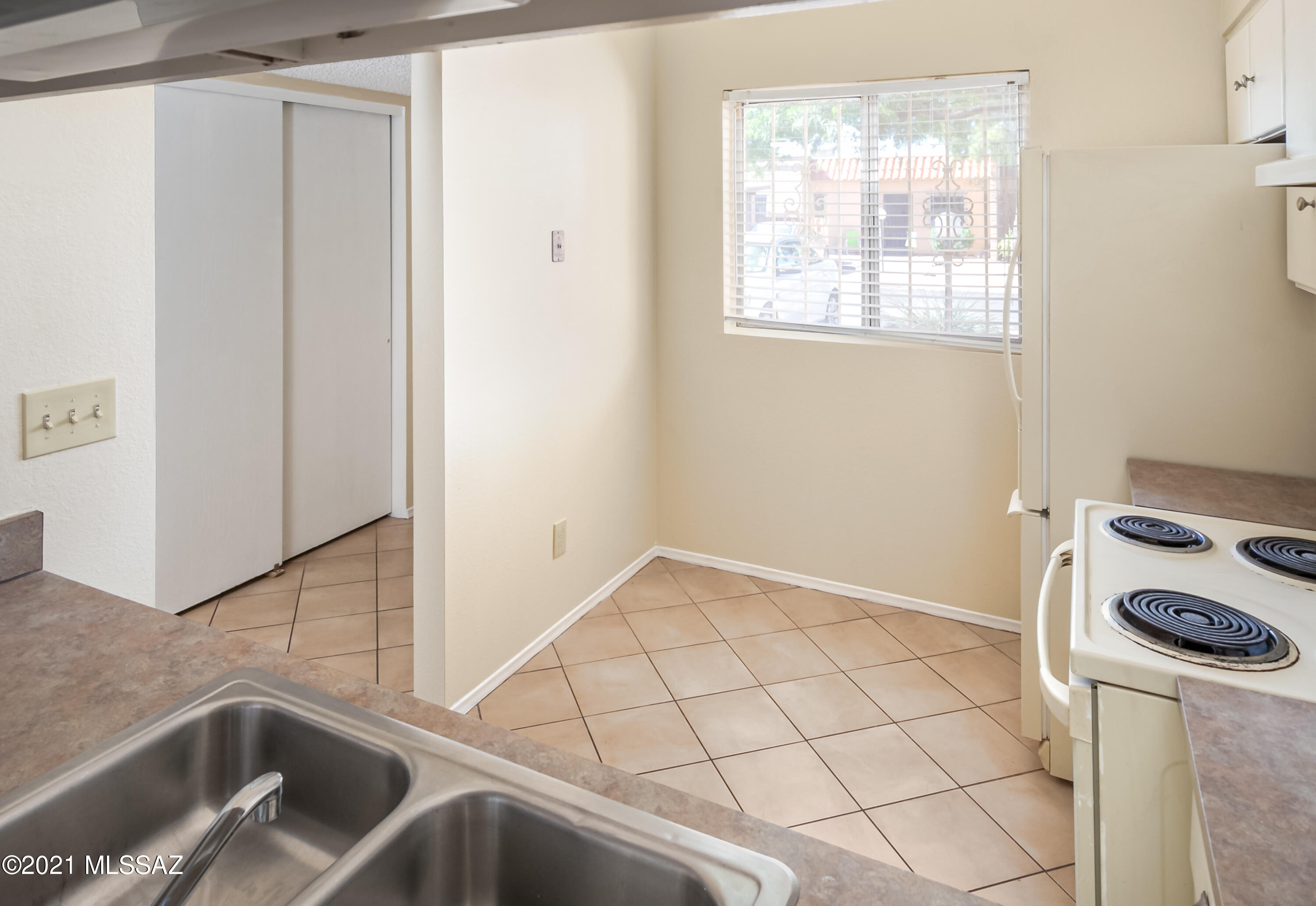 984 South Pantano Road Tucson, AZ 85710 - Photo 4 of 21 Gallery Image 4