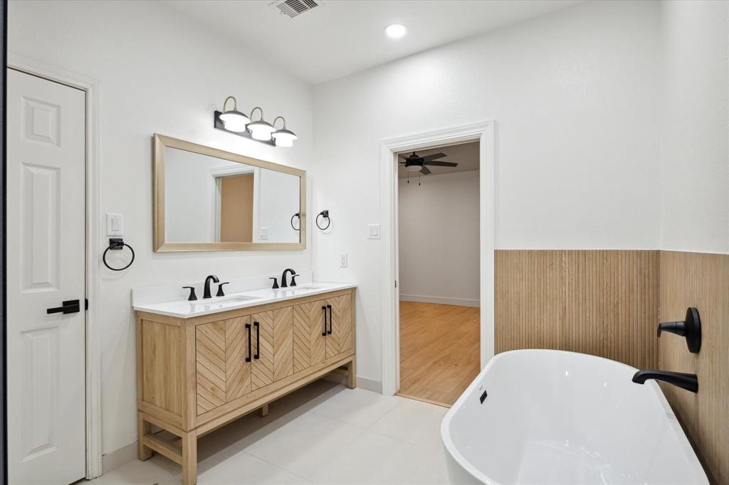 2732 Rogliano Lane League City, TX 77573 - Photo 10 of 30 Primary Bathroom