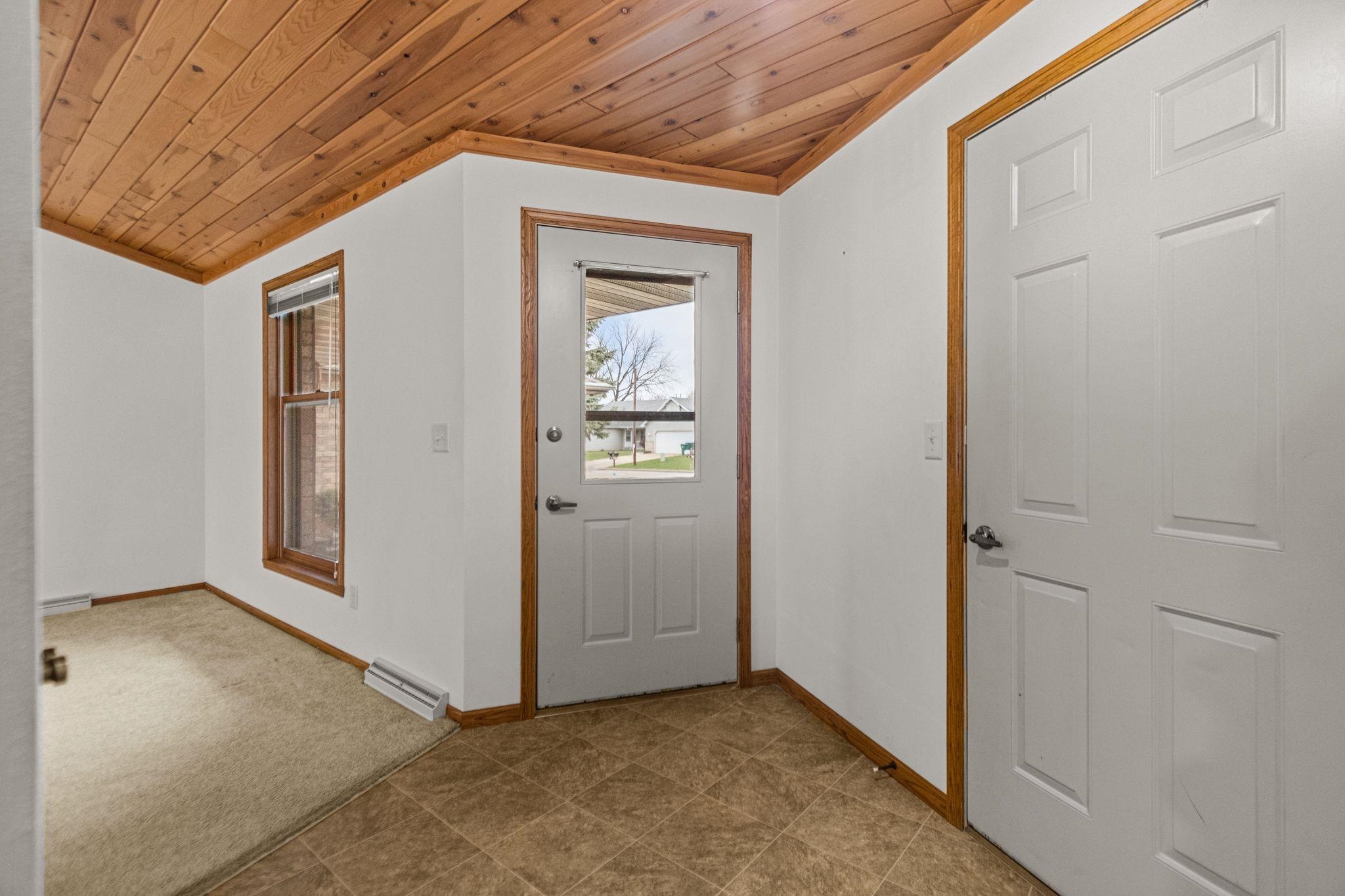 2921 West Creek Valley Lane Appleton, WI 54914 - Photo 5 of 31