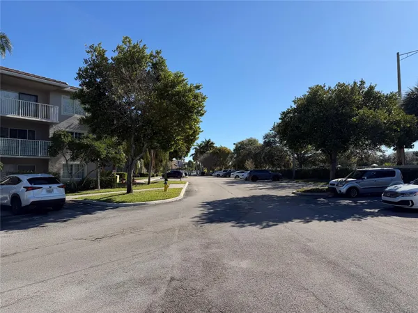 $2,750 | 5005 Wiles Road, Unit 307, Coconut Creek, FL 33073