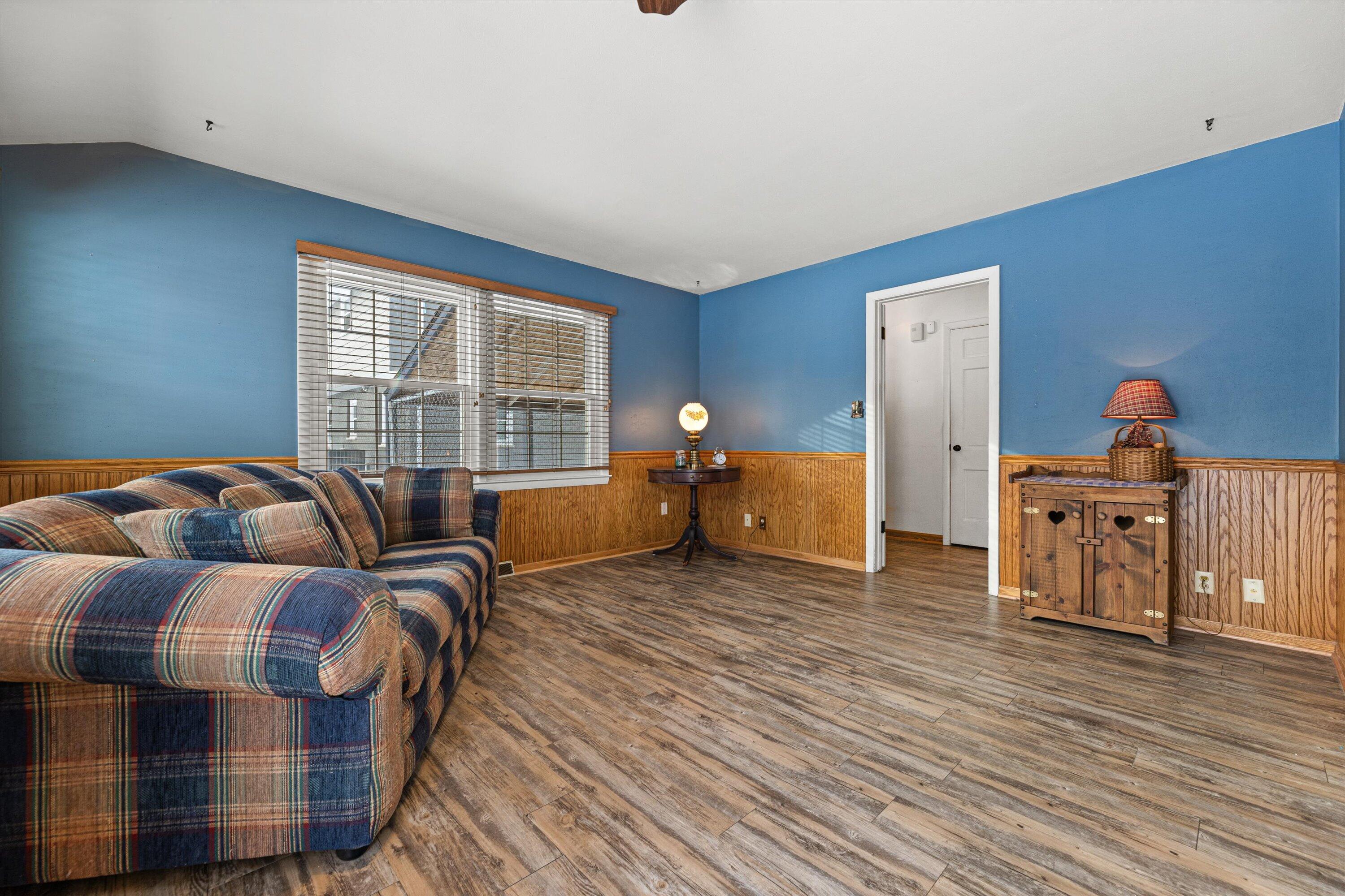 1031 West Bender Road Glendale, WI 53217 - Photo 17 of 35 Family Room