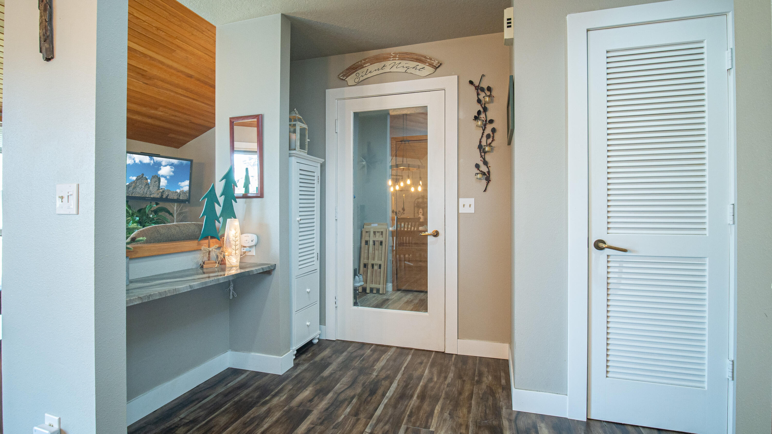 17907 Rhododendron Lane, Unit 11 Sunriver, OR 97707 - Photo 3 of 44 Welcoming entry