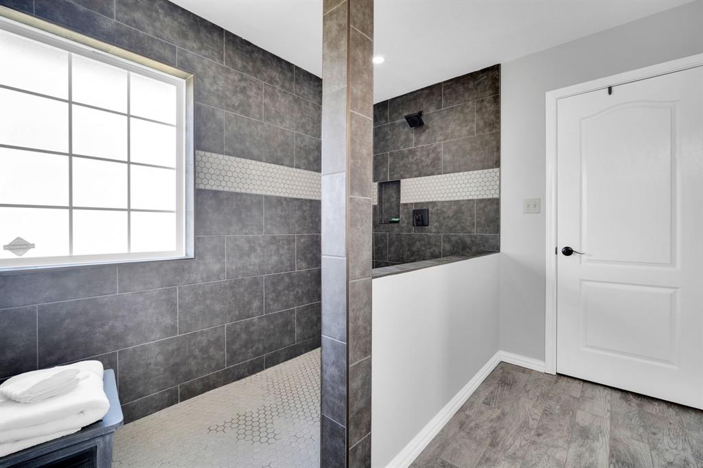 130 Eubanks Road Maypearl, TX 76064 - Photo 14 of 39 a bathroom with a bathtub and a shower