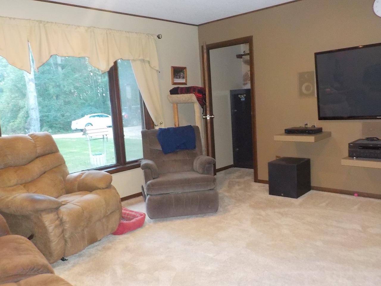 8243 Schmied Road Vestaburg, MI 48891 - Photo 18 of 40 1880029-17.JPG