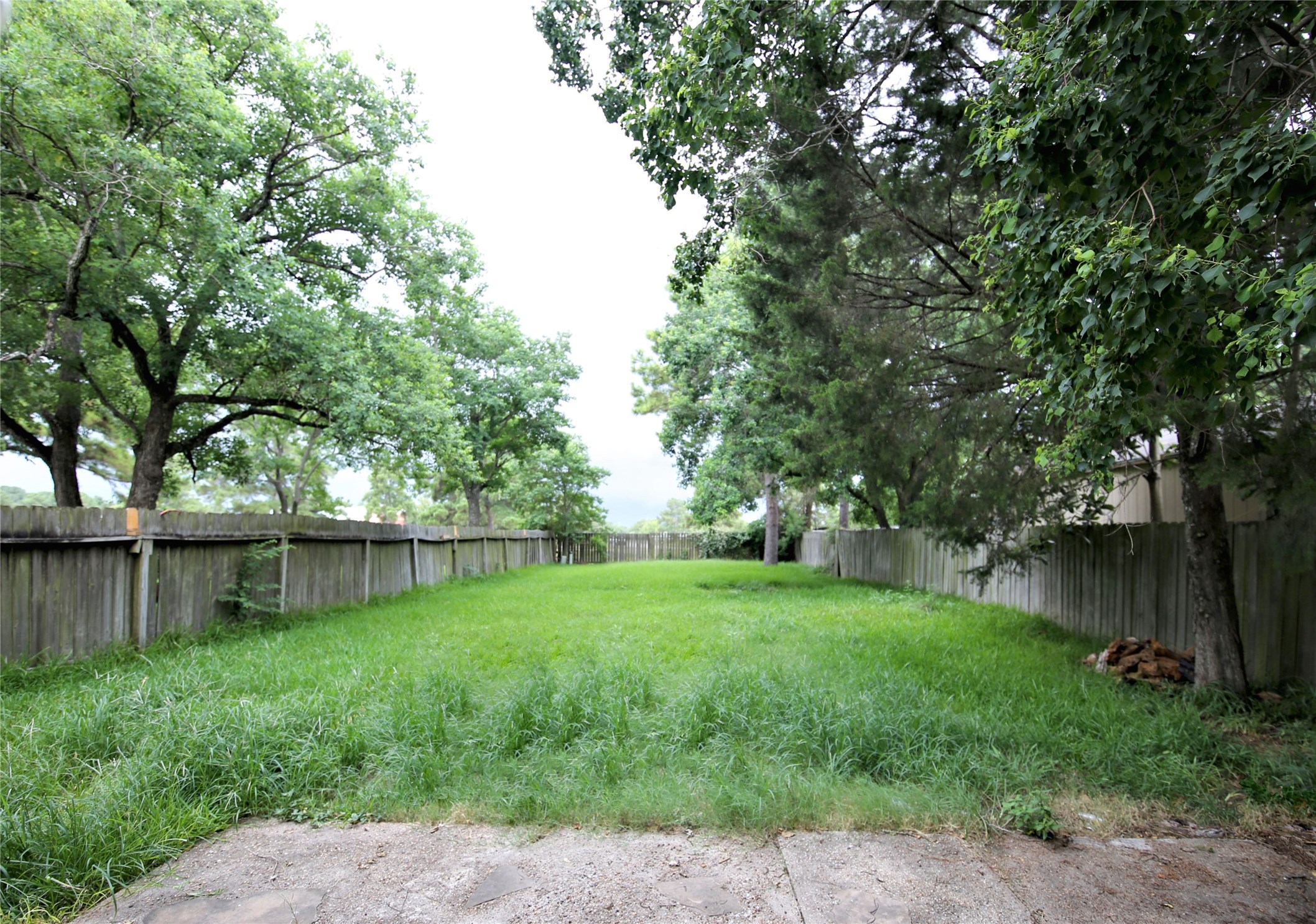 6923 Cheshire Park Road Houston, TX 77088 - Photo 8 of 9 a view of a backyard with a garden