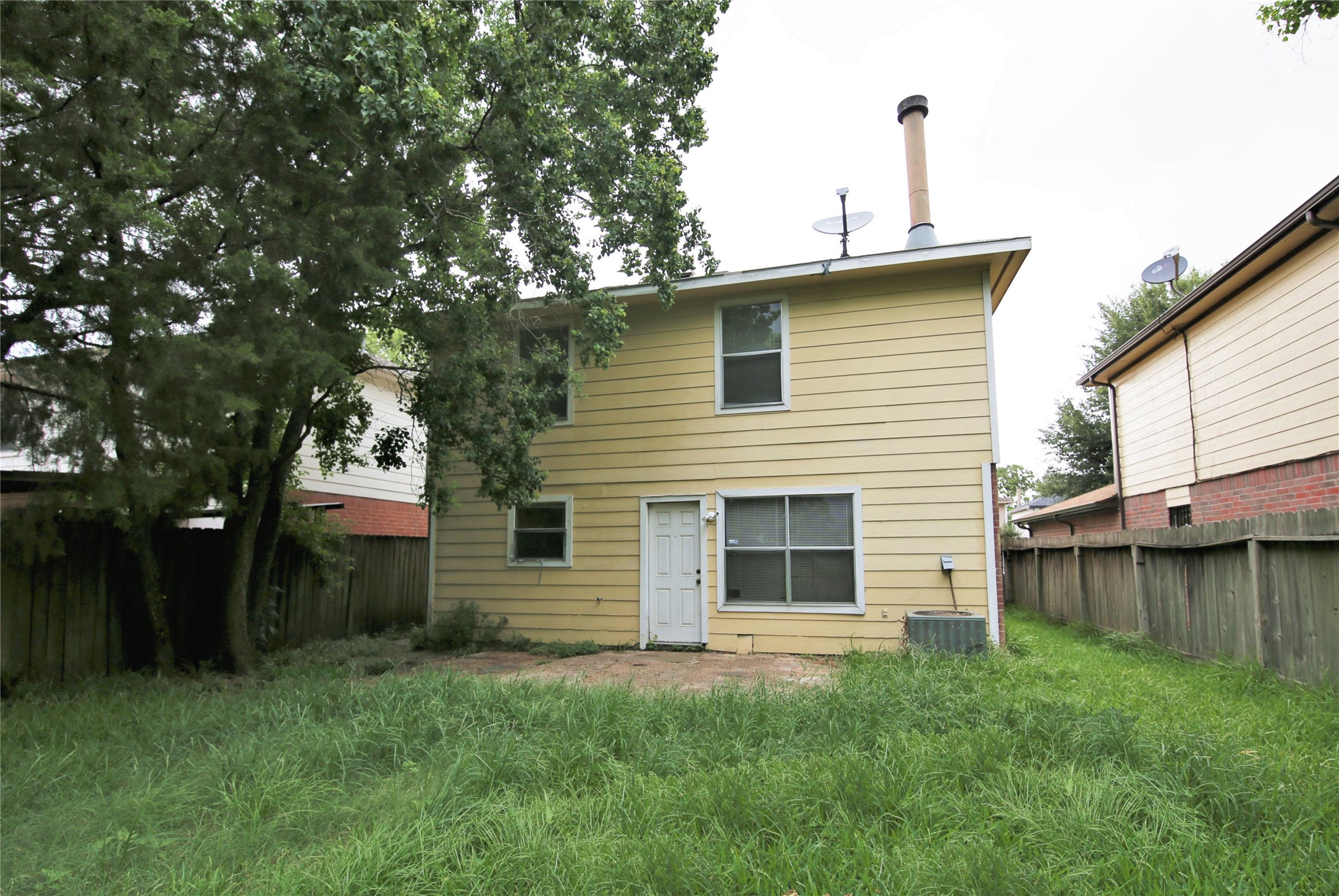 6923 Cheshire Park Road Houston, TX 77088 - Photo 9 of 9 a front view of a house with a garden