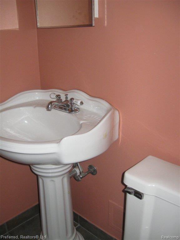 43230 Barchester Road Canton, MI 48187 - Photo 14 of 14 Barchester half bath.jpg
