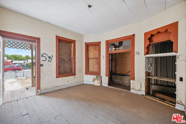 a view of livingroom with furniture