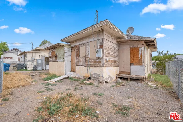 a view of backyard of the house