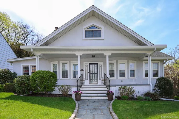 $969,000 | 101 A Glenwood Road, Glenwood Landing, NY 11547