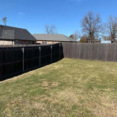 a view of a backyard