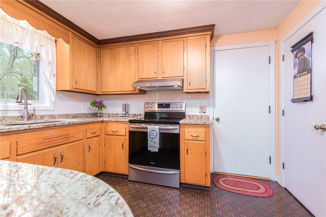 12 Boulder Road Hopkinton, RI 02833 - Photo 4 of 33