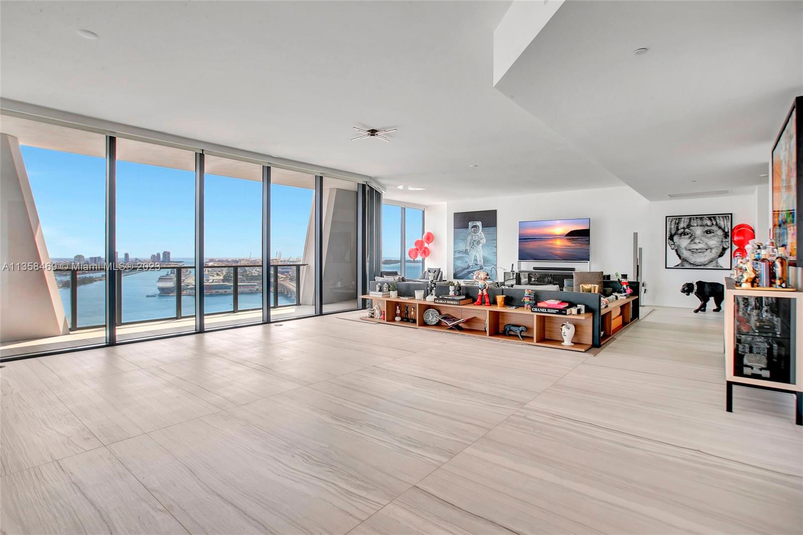 1000 Biscayne Boulevard, Unit 2802 Miami, FL 33132 - Photo 10 of 38 a view of a livingroom with furniture and a garage