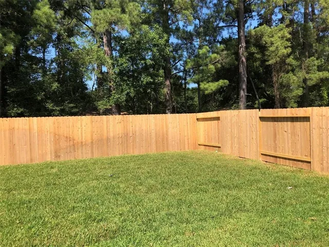 a view of a back yard