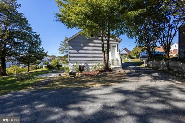 a view of a house with backyard and a tree