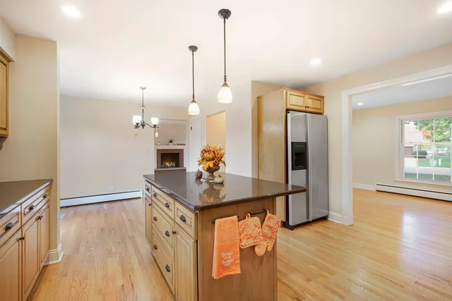 $619,900 | 2829 Briarwood Drive East, Mount Prospect, IL 60056