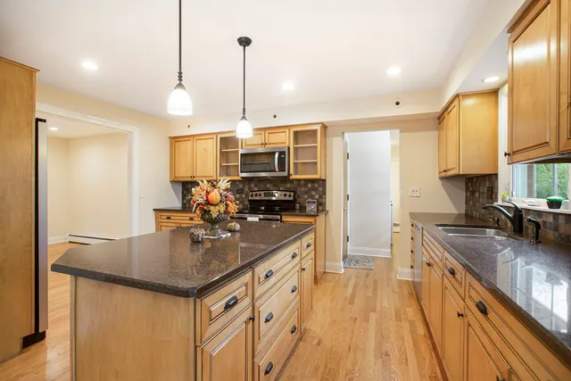 $619,900 | 2829 Briarwood Drive East, Mount Prospect, IL 60056