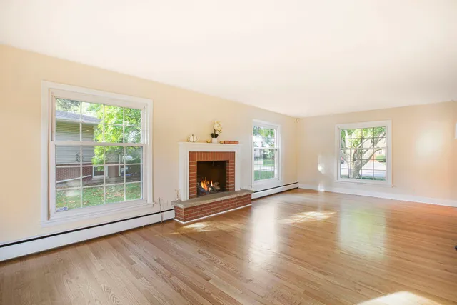 $619,900 | 2829 Briarwood Drive East, Mount Prospect, IL 60056