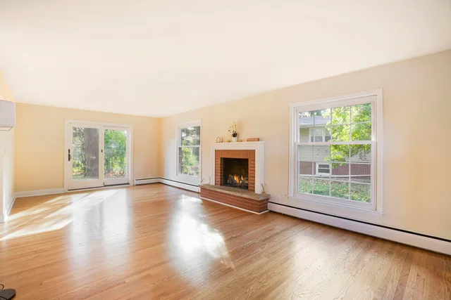 $619,900 | 2829 Briarwood Drive East, Mount Prospect, IL 60056