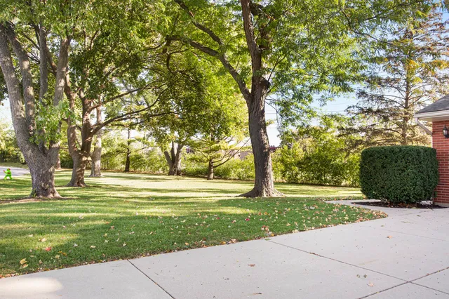 $619,900 | 2829 Briarwood Drive East, Mount Prospect, IL 60056