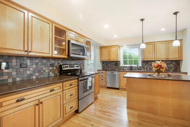 $619,900 | 2829 Briarwood Drive East, Mount Prospect, IL 60056