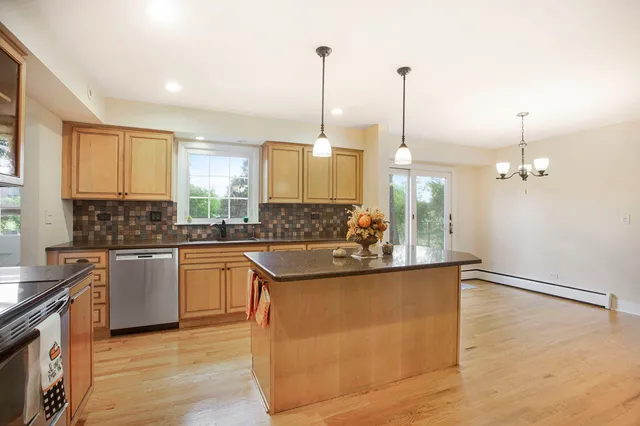 $619,900 | 2829 Briarwood Drive East, Mount Prospect, IL 60056