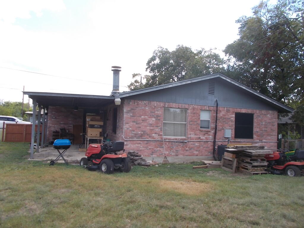 114 Meeker Road Kerrville, TX 78028 - Photo 3 of 4 Rear view of home with covered patio