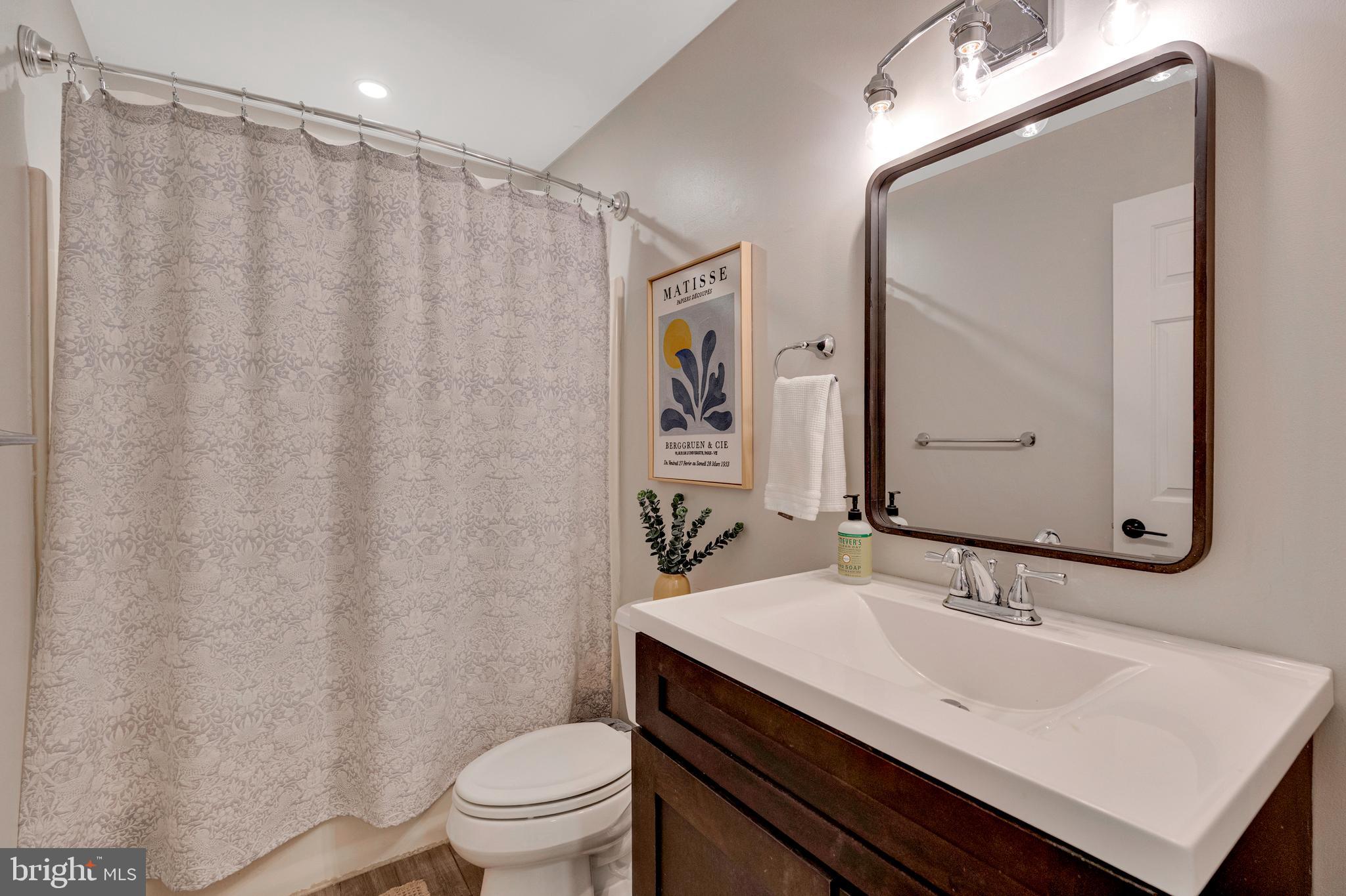 43 Evergreen Lane Phoenixville, PA 19460 - Photo 25 of 30 Full hall bathroom