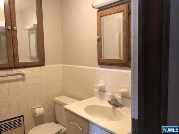$2,100 | 636 Wyckoff Avenue, Wyckoff, NJ 07481