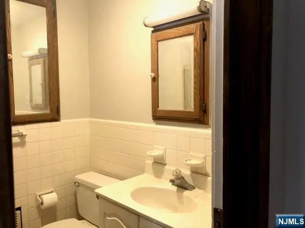 $2,100 | 636 Wyckoff Avenue, Wyckoff, NJ 07481
