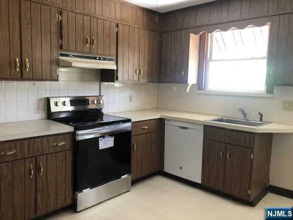 $2,100 | 636 Wyckoff Avenue, Wyckoff, NJ 07481