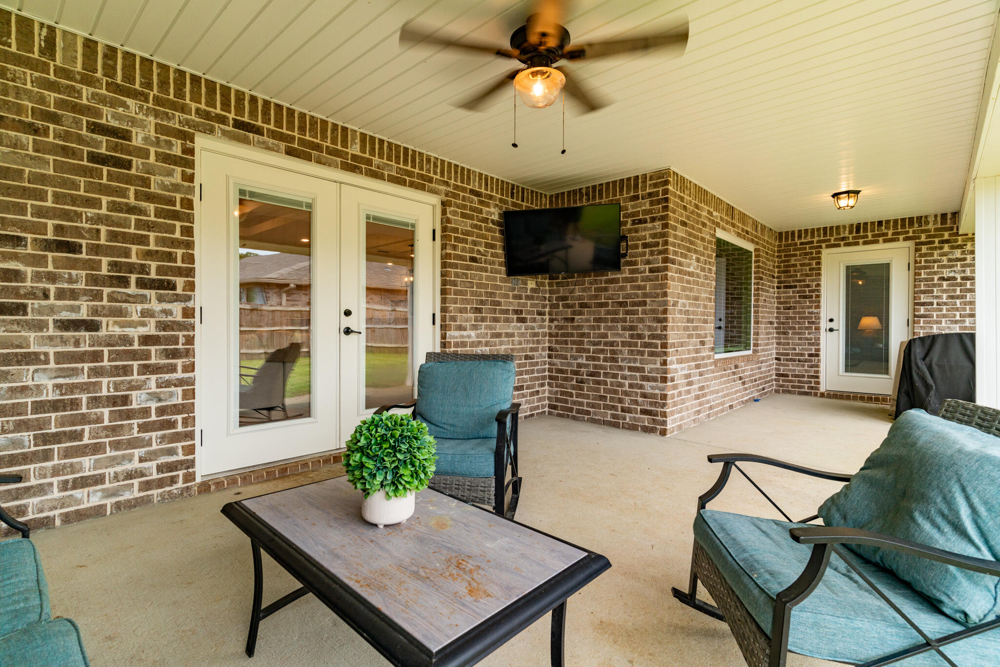 9180 Tara Circle Milton, FL 32583 - Photo 42 of 56 a living room with furniture