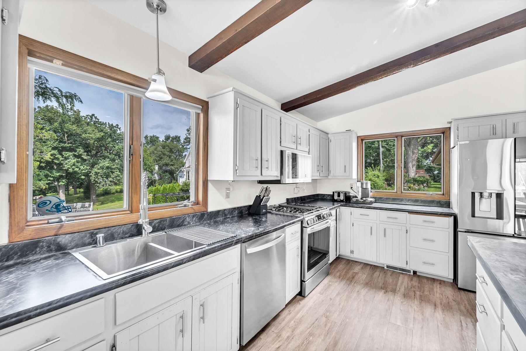 N64W35061 Rd J Oconomowoc, WI 53066 - Photo 11 of 36 Kitchen