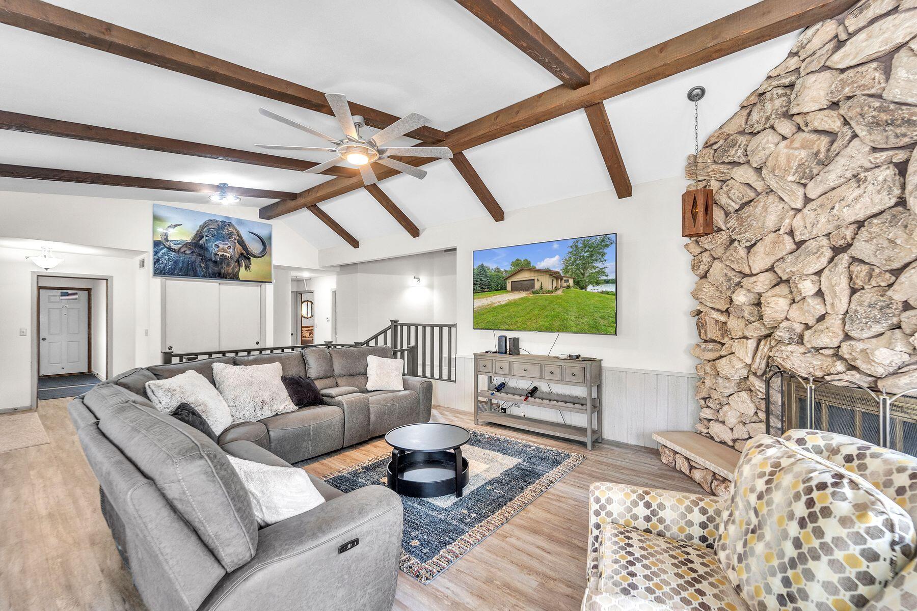 N64W35061 Rd J Oconomowoc, WI 53066 - Photo 13 of 36 Living Room